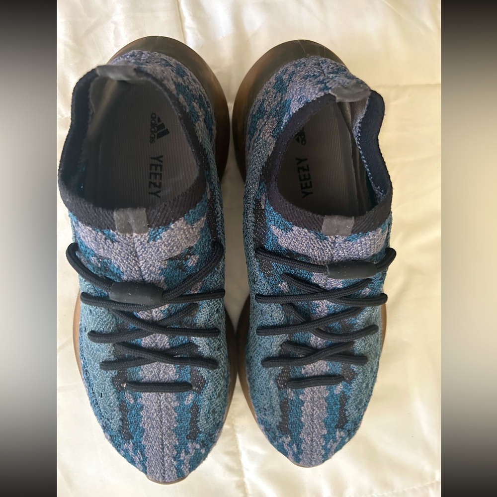 YEEZYS WOMENS SIZE 9 worm but still in good condition